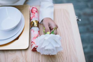 chic-gold-table-setting