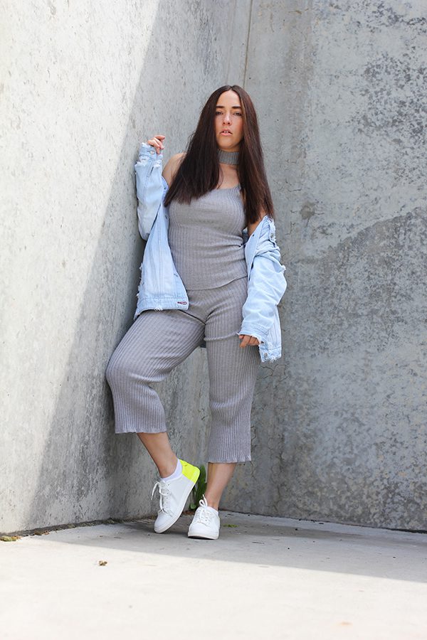 tobi-clothing-oversized-denim-jacket-neon-sneakers-11